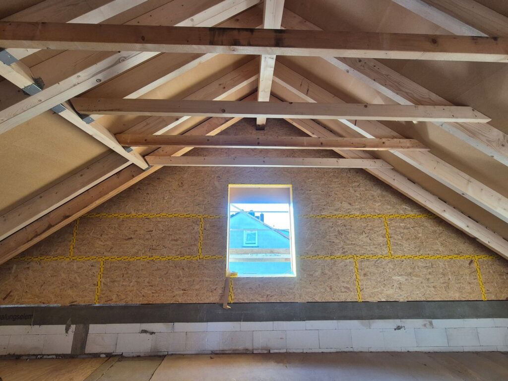 Aufstockung Wohngebäude mit Dachflächenfenstern – Zimmerei & Holzbau Seitz im Spessart