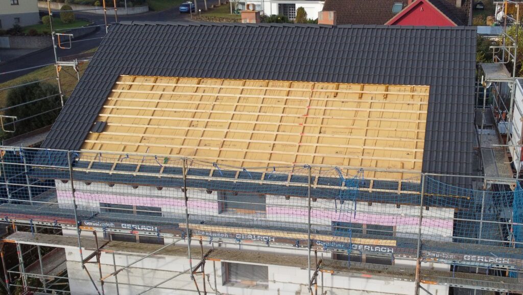 Aufstockung Wohngebäude mit Dachflächenfenstern – Zimmerei & Holzbau Seitz im Spessart
