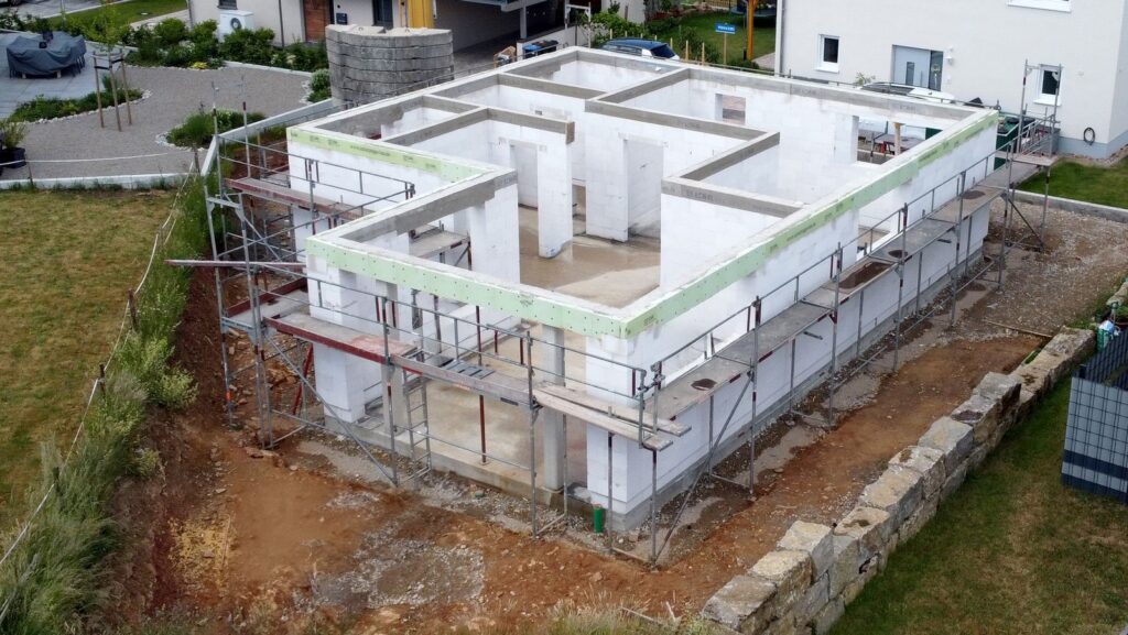 Neubau Bungalow mit Walmdach – Zimmerei & Holzbau Seitz im Spessart