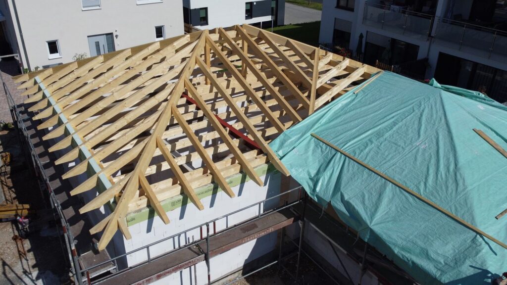 Neubau Bungalow mit Walmdach – Zimmerei & Holzbau Seitz im Spessart