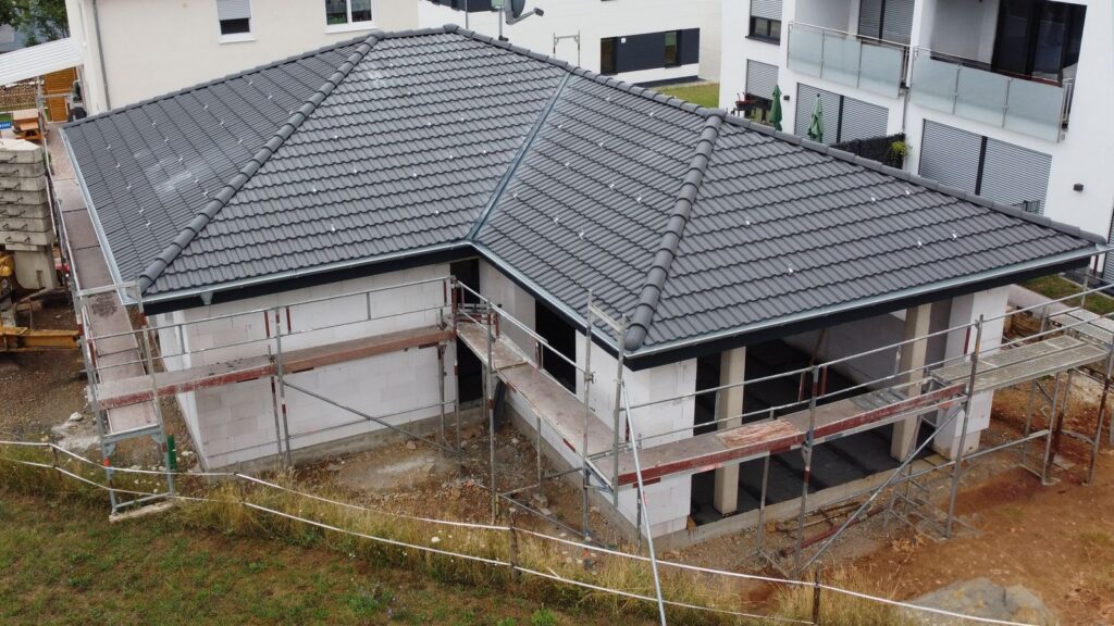 Neubau Bungalow mit Walmdach – Zimmerei & Holzbau Seitz im Spessart