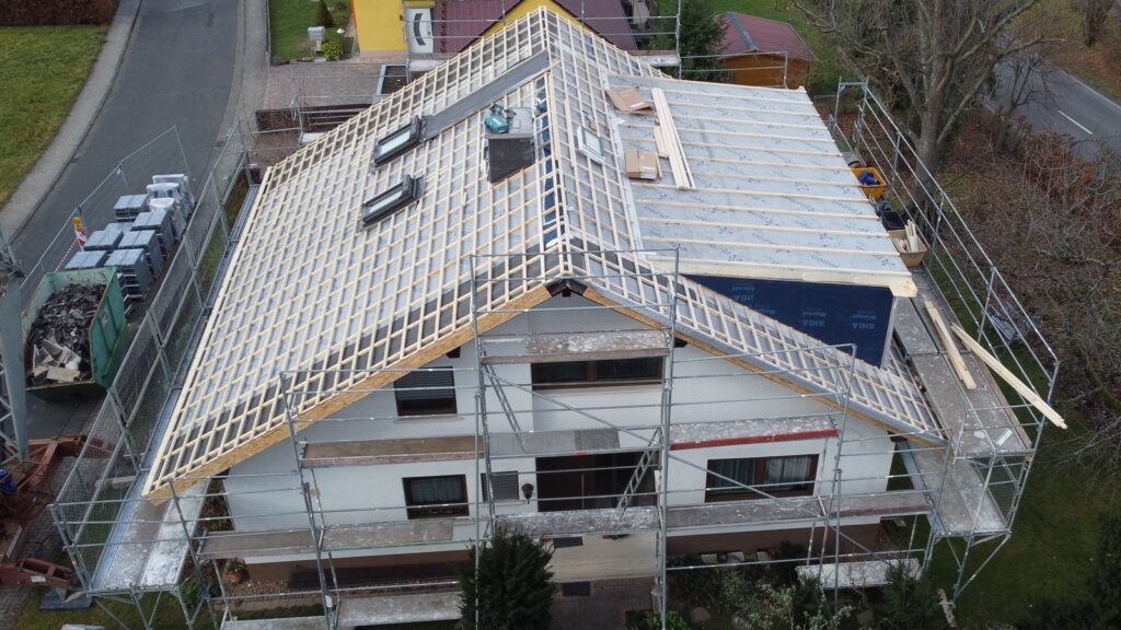 Energetische Dachsanierung mit großer Dachgaube – Zimmerei & Holzbau Seitz im Spessart