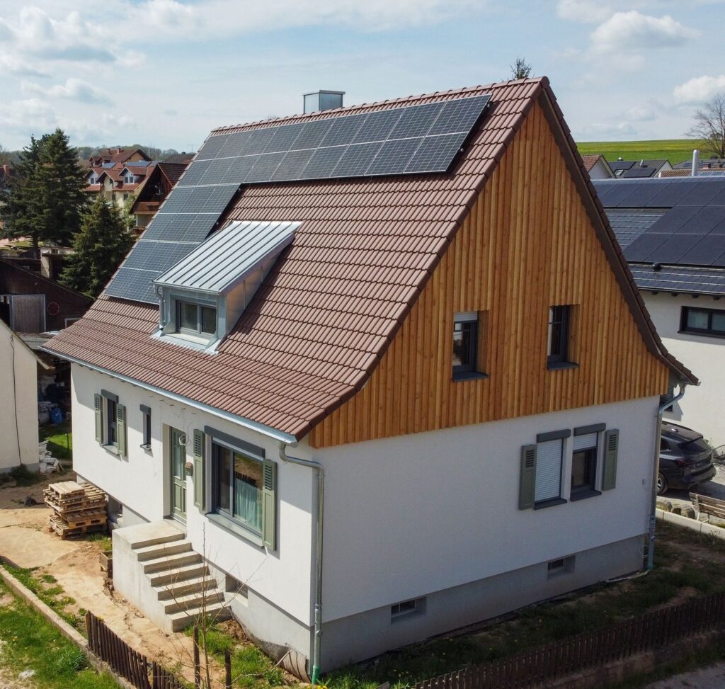 Energetische Dachsanierung mit Holzfassade – Zimmerei & Holzbau Seitz im Spessart