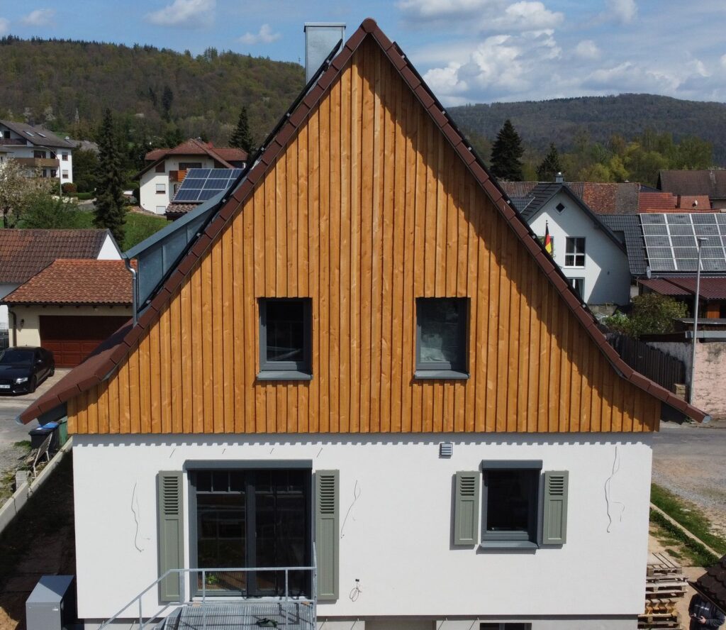 Energetische Dachsanierung mit Holzfassade – Zimmerei & Holzbau Seitz im Spessart