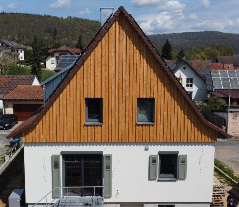 Energetische Dachsanierung mit Holzfassade – Zimmerei & Holzbau Seitz im Spessart