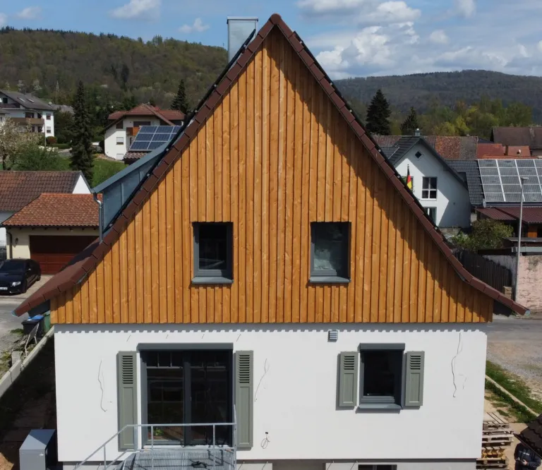 Energetische Dachsanierung mit Holzfassade – Zimmerei & Holzbau Seitz im Spessart