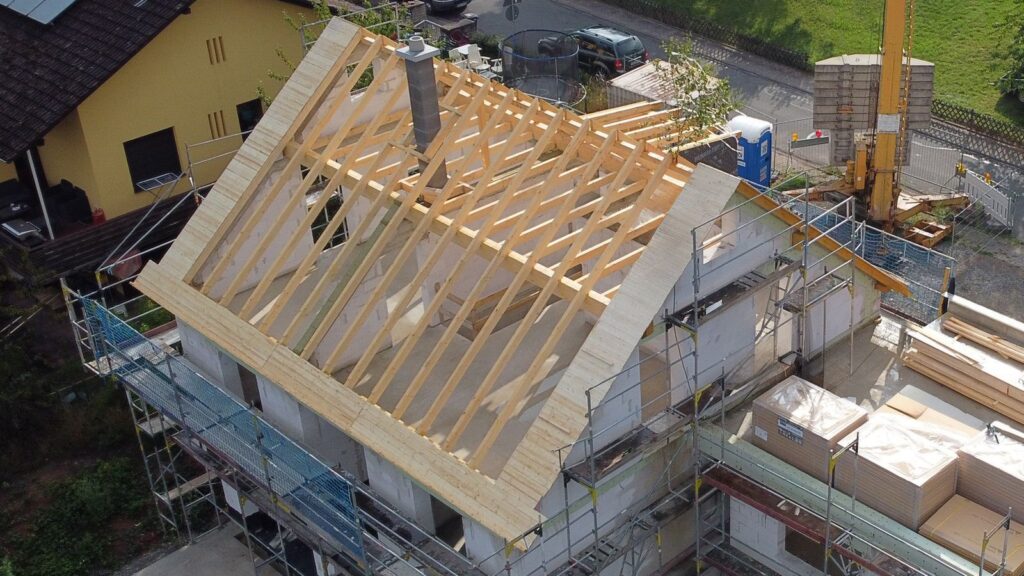 Neubau Einfamilienhaus mit Dachgaube – Zimmerei & Holzbau Seitz im Spessart