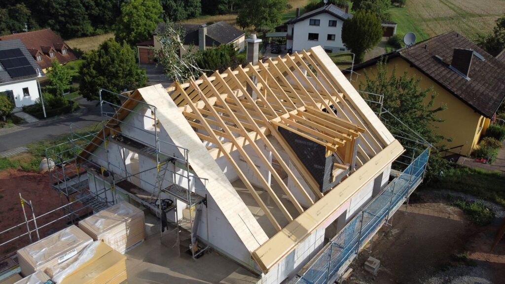 Neubau Einfamilienhaus mit Dachgaube – Zimmerei & Holzbau Seitz im Spessart