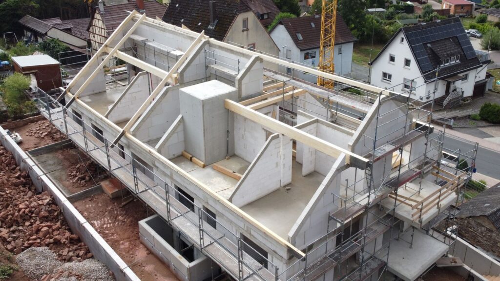 Neubau Mehrparteienhaus mit Satteldach – Zimmerei & Holzbau Seitz im Spessart